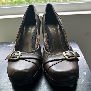 Sweet 554 brown heels with buckle detail sz 7.5